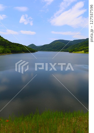 新緑の初夏の北海道、道東の旅、陸別町から置戸町へ、常呂川が流れるオケト湖、鹿の子ダム置戸町の奥にある 新緑の初夏の北海道、道東の旅、陸別町から置戸町へ、常呂川が流れるオケト湖、鹿の子ダム置戸町の奥にある 127587596