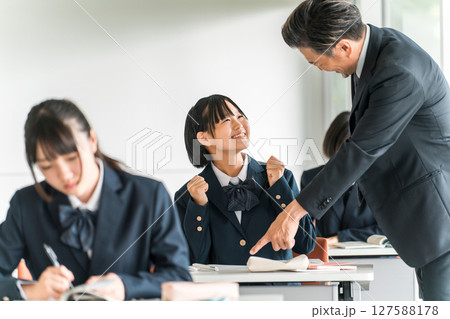 学校にいる女子高生,中学生,高校生,小学生 学校にいる女子高生,中学生,高校生,小学生 127588178