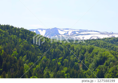 新緑、初夏の北海道、大雪山国立公園、大雪ダムにて 127588199