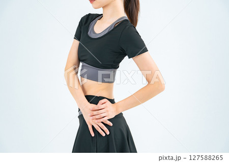 トレーニングでウエストをシェイプアップした女性イメージ　ボディケア　ダイエット 127588265