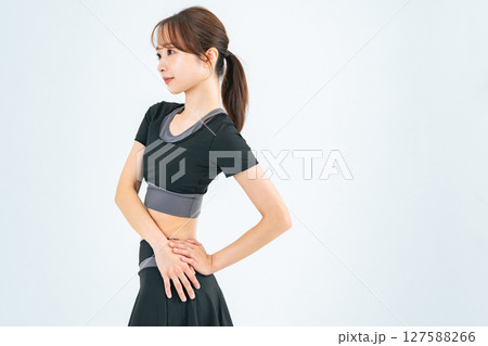 トレーニングでウエストをシェイプアップした女性イメージ　ボディケア　ダイエット 127588266