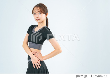 トレーニングでウエストをシェイプアップした女性イメージ　ボディケア　ダイエット 127588267