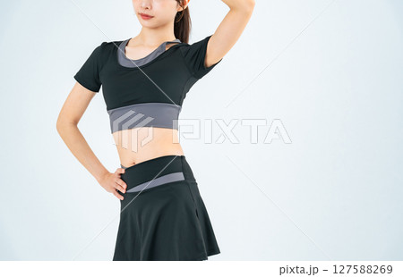 トレーニングでウエストをシェイプアップした女性イメージ　ボディケア　ダイエット 127588269