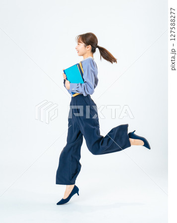 カジュアルウェアを着てジャンプする女性の全身写真 カジュアルウェアを着てジャンプする女性の全身写真 127588277
