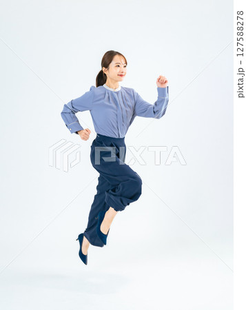 カジュアルウェアを着てジャンプする女性の全身写真 カジュアルウェアを着てジャンプする女性の全身写真 127588278
