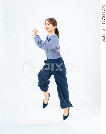 カジュアルウェアを着てジャンプする女性の全身写真 カジュアルウェアを着てジャンプする女性の全身写真 127588279
