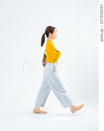 歩くカジュアルウェアの女性の全身写真 歩くカジュアルウェアの女性の全身写真 127588297