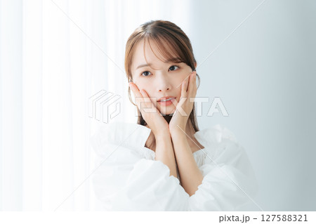女性の美容ポートレート　スキンケア　コスメ 127588321