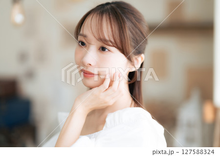 女性の美容ポートレート　スキンケア　コスメ 127588324
