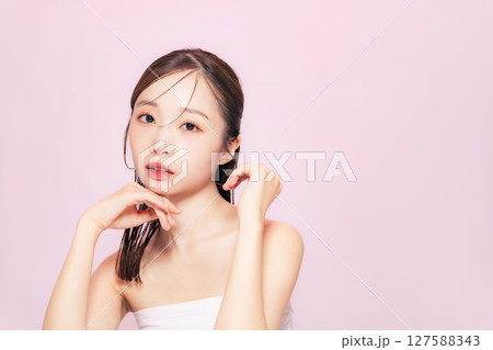 女性の美容ポートレート　スキンケア　コスメ 127588343