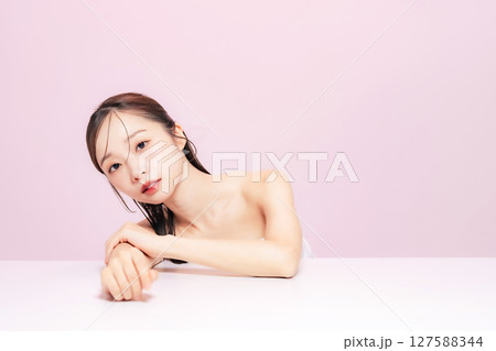 スマホでライブ動画配信をする女性 スマホでライブ動画配信をする女性 127588344
