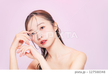 女性の美容ポートレート　スキンケア　コスメ 127588348