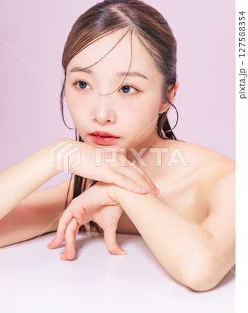 女性の美容ポートレート　スキンケア　コスメ 127588354