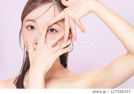 女性の美容ポートレート　スキンケア　コスメ 127588357