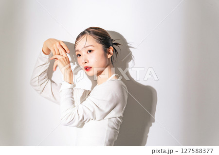 女性の美容ポートレート　スキンケア　コスメ 127588377