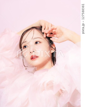 女性の美容ポートレート　スキンケア　コスメ 127588381