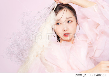 女性の美容ポートレート　スキンケア　コスメ 127588387