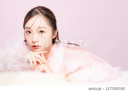 女性の美容ポートレート　スキンケア　コスメ 127588388