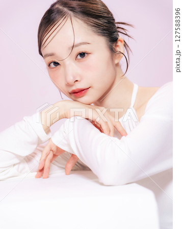 女性の美容ポートレート　スキンケア　コスメ 127588396