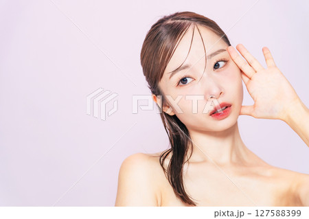 女性の美容ポートレート　スキンケア　コスメ 127588399