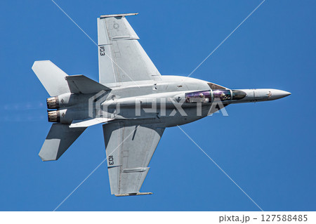 大空を飛行する戦闘機 127588485
