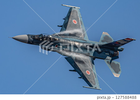 大空を飛ぶ戦闘機 127588488