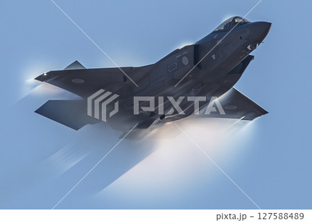 青空を飛行する戦闘機 127588489