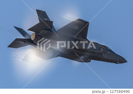 青空を飛行する戦闘機 127588490