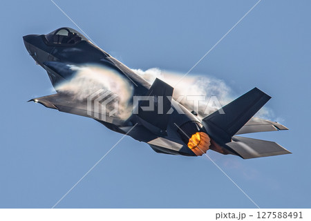 青空を飛行する戦闘機 127588491