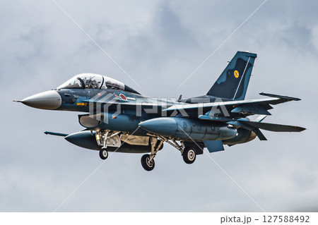 大空を飛ぶ戦闘機 127588492