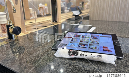 回転寿司に設置された注文タブレット 回転寿司に設置された注文タブレット 127588643