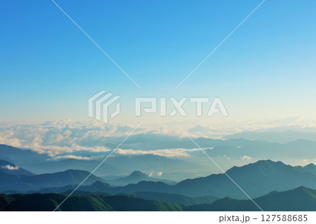 長野県　朝の美ヶ原高原 127588685