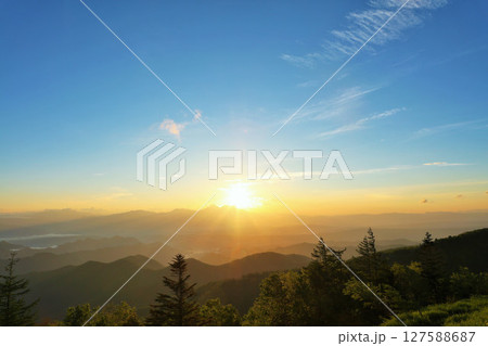 長野県　美ヶ原高原からの夜明けの光 127588687