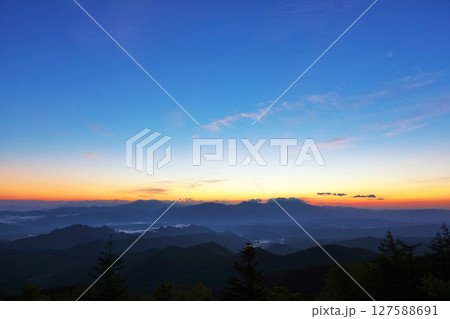 長野県　美ヶ原高原からの夜明けの光 127588691