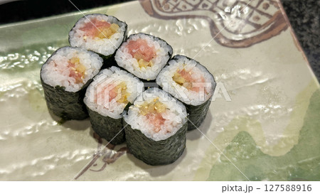 日本の回転寿司メニュー（海苔巻きのまぐたく） 127588916