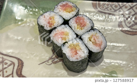 日本の回転寿司メニュー（海苔巻きのまぐたく） 127588917