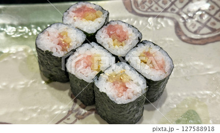 日本の回転寿司メニュー（海苔巻きのまぐたく） 127588918