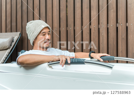 キャンプ場のサウナで水風呂に入る男性(外気浴,森林浴) キャンプ場のサウナで水風呂に入る男性(外気浴,森林浴) 127588963