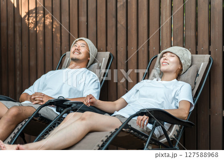 サウナで外気浴をして整う女性（スパ,ウェルネス,癒し,リフレッシュ,温活,デトックス） 127588968