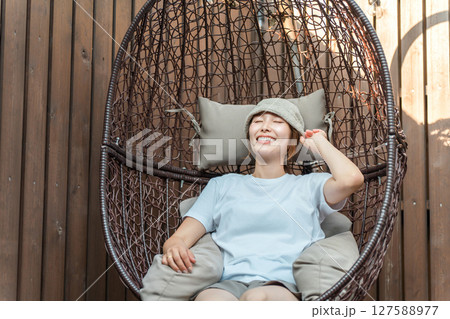 サウナでハンギングチェアに座って整う女性(スパ,ウェルネス,癒し,リフレッシュ,温活,デトックス) サウナでハンギングチェアに座って整う女性(スパ,ウェルネス,癒し,リフレッシュ,温活,デトックス) 127588977