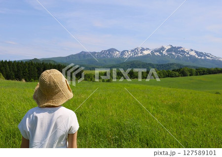 新緑の北海道、大雪山国立公園、大雪山連峰のパノラマを望む大雪高原、旭ケ丘 127589101