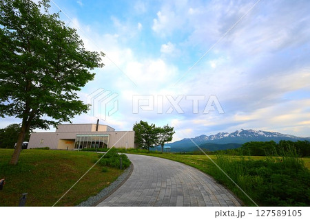 新緑の北海道、大雪山国立公園、大雪山連峰のパノラマを望む大雪高原、旭ケ丘 新緑の北海道、大雪山国立公園、大雪山連峰のパノラマを望む大雪高原、旭ケ丘 127589105