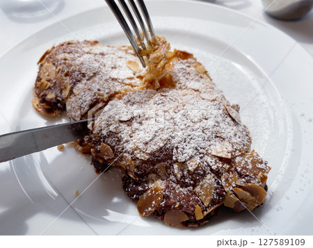クロワッサンダマンド 焼きたてのアーモンドクリームクロワッサン 127589109