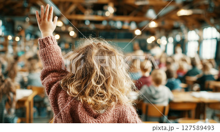 教室で手を挙げる子どもの後ろ姿と学びの雰囲気 127589493