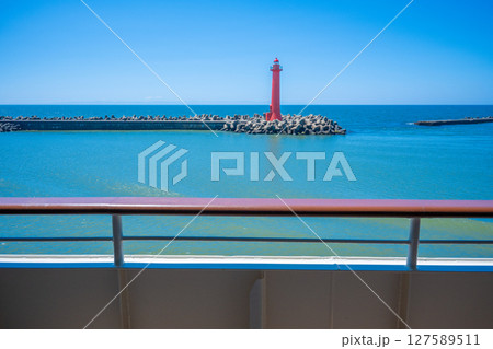 新潟港を出港後、新潟港西区西突堤灯台を通過するカーフェリー 新潟港を出港後、新潟港西区西突堤灯台を通過するカーフェリー 127589511