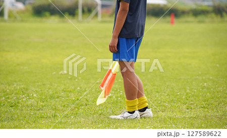 少年サッカーの審判（フラッグを持つ選手） 127589622