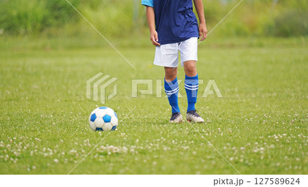 少年サッカーの試合(フリーキックをする選手) 少年サッカーの試合(フリーキックをする選手) 127589624