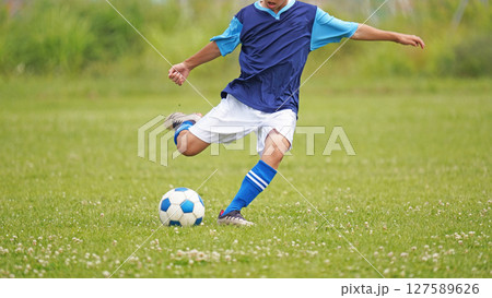 少年サッカーの試合(フリーキックをする選手) 少年サッカーの試合(フリーキックをする選手) 127589626