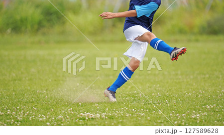 少年サッカーの試合（フリーキックをする選手） 127589628