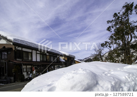 春先の岐阜県白川郷の古民家 春先の岐阜県白川郷の古民家 127589721